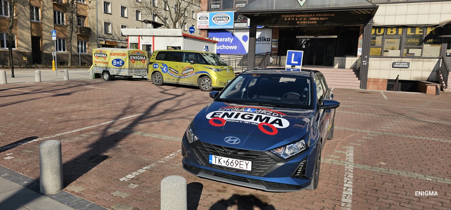 Samochód nauki jazdy Hyundai i20 Szkoły Jazdy ENIGMA przed siedzibą przy ul. Paderewskiego 14 w Kielcach